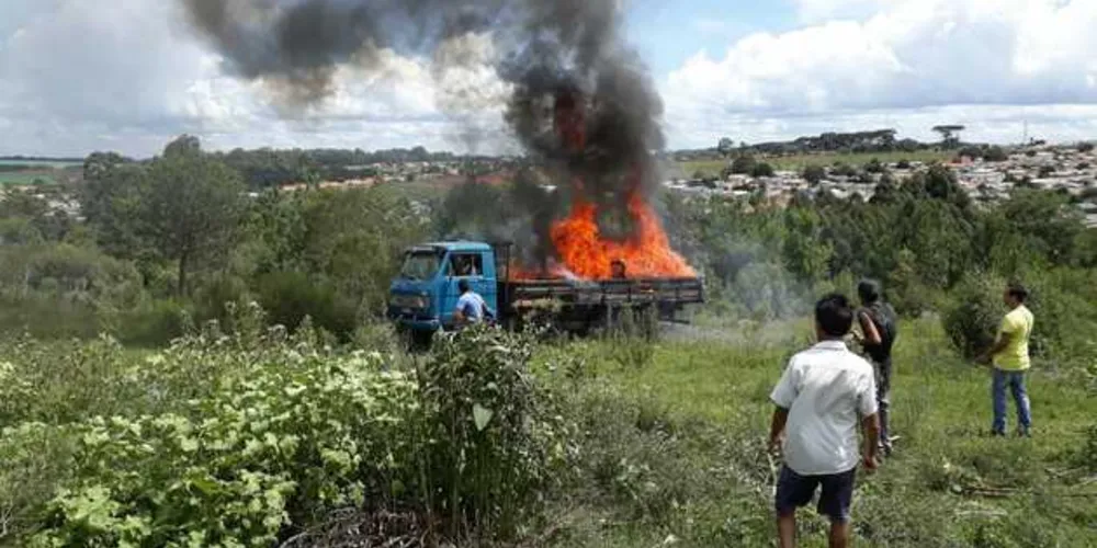 Imagem ilustrativa da imagem Fogo ateado em lixo causa incêndio em caminhão