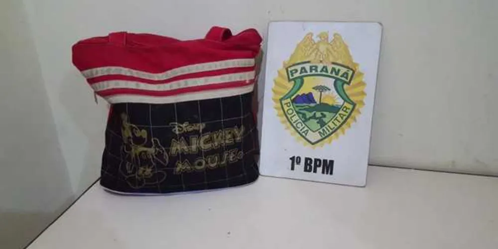 Bolsa foi recuperada pela PM logo após a prisão do assaltante