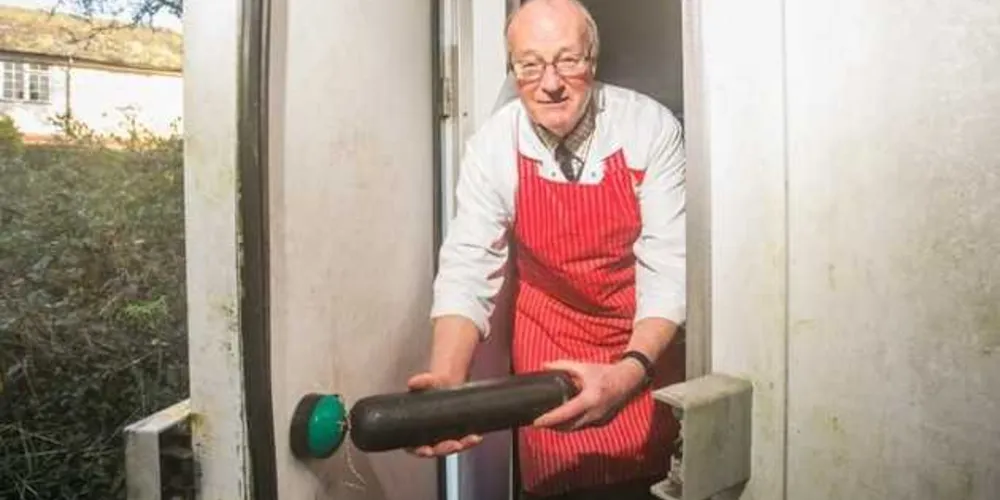 Linguiça salva o açougueiro de ser congelado a -20°C/Foto: Divulgação Metro.co.uk