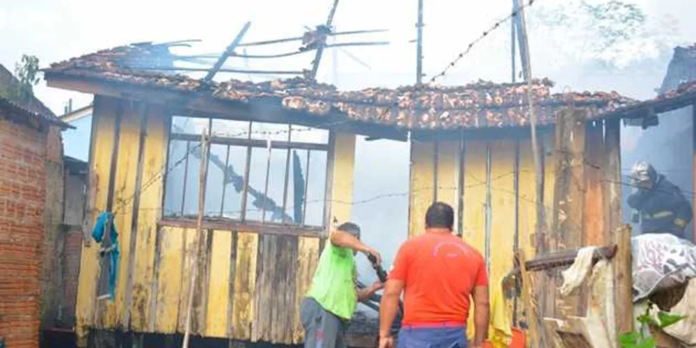 Adolescente foi apreendido pela PM depois de incendiar a própria casa em Tibagi