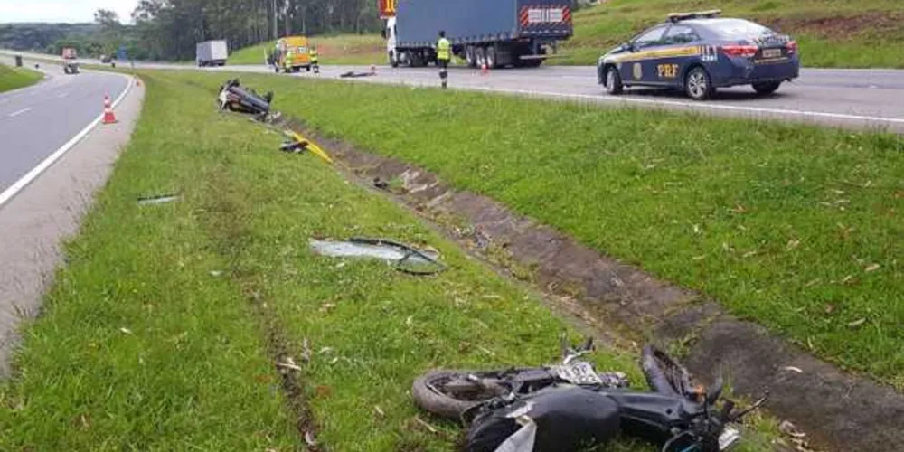 Imagem ilustrativa da imagem Carro bate contra traseira de moto e uma pessoa morre