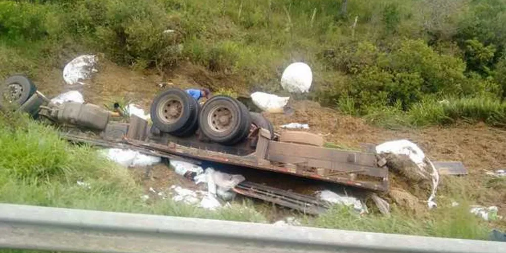 Veículo sai da pista e tombou na manhã desta terça-feira (16)