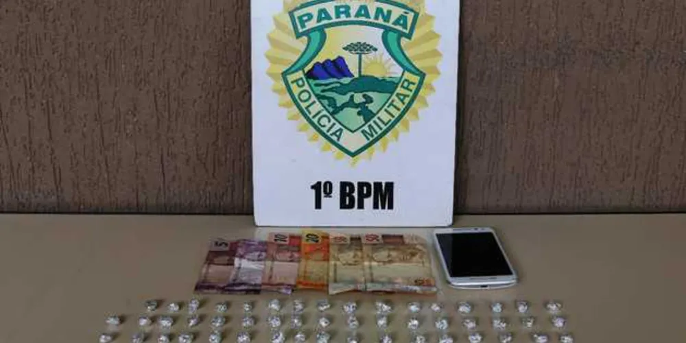 Além das drogas, PM apreendeu dinheiro, celulares e moto