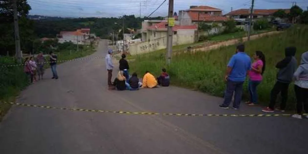 Jovem morto fica mais de 12 horas na rua e família inicia "velório" no local