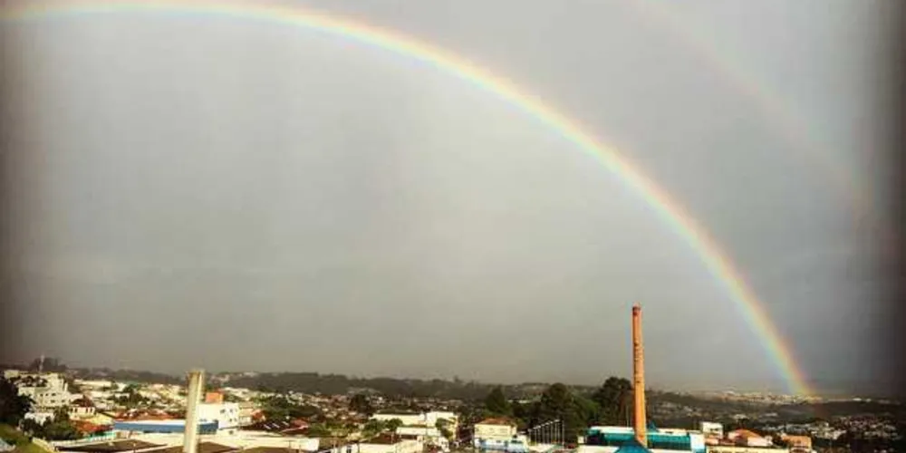 Imagem ilustrativa da imagem Arco-íris duplo no céu de PG leva internautas ao delírio