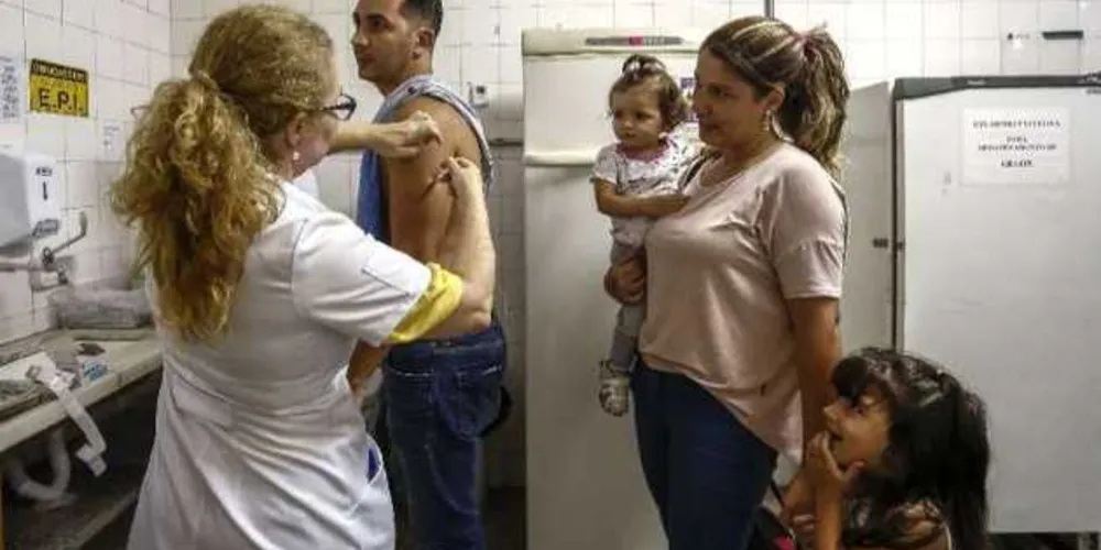 Família é vacinada contra a febre amarela em um centro de saúde em São Paulo/Foto: Reprodução AFP