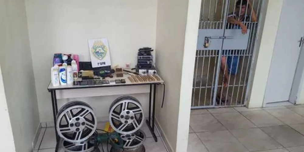 Além dos mandados de prisão, rapaz foi encontrado com drogas e objetos possivelmente furtados ou roubados