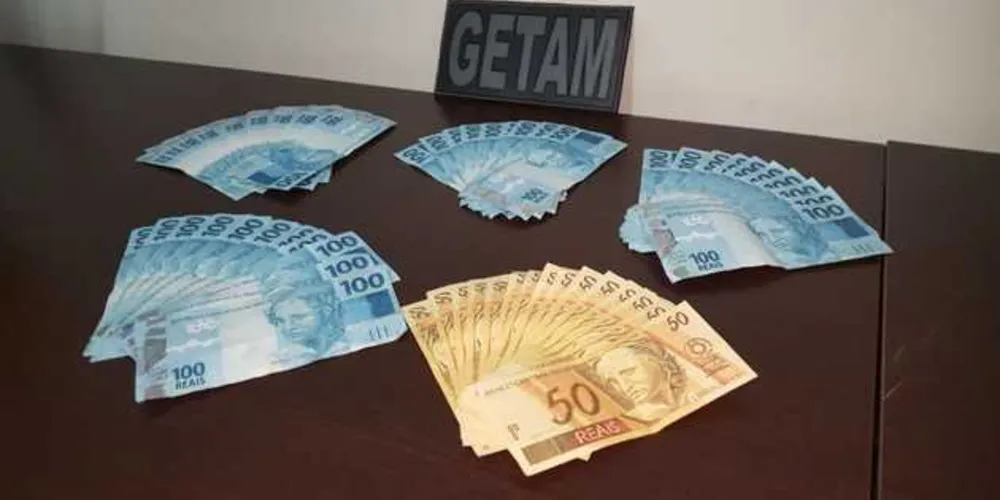 Cédulas estavam embaixo do tapete do carro em que a dupla foi encontrada