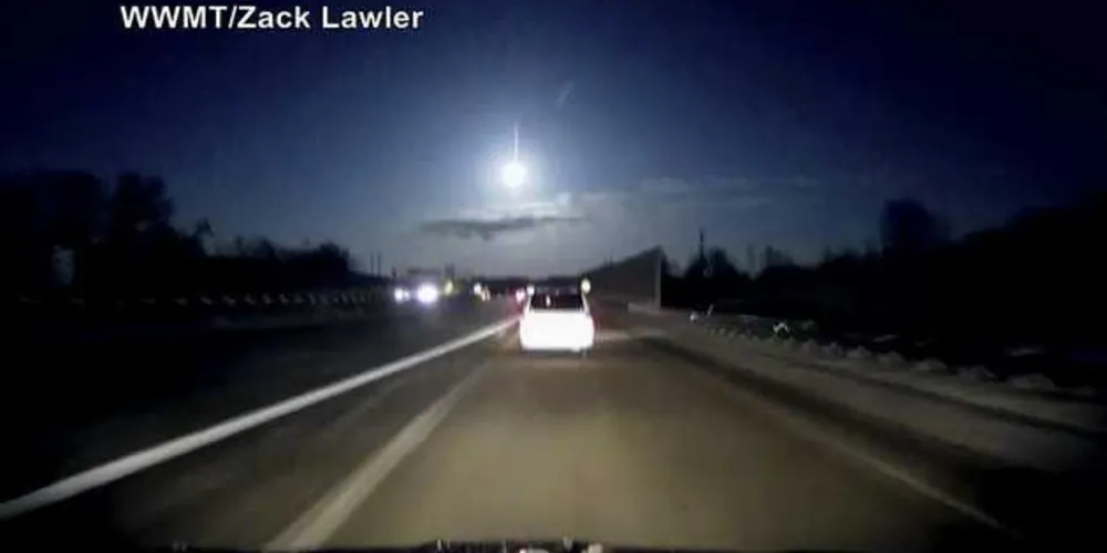 Câmera registrou o que seria o meteoro brilhando em rodovia no sul de Michigan, na terça-feira (16)/Foto: Divulgação Zack Lawler/WWMT via AP