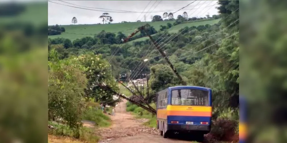 Quatro postes foram danificados com os ventos fortes da madrugada