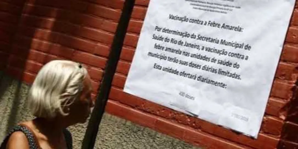 Com essa intensa procura, muita gente tem reclamado das longas filas nos postos de vacinação/Foto: Reprodução Estadão 