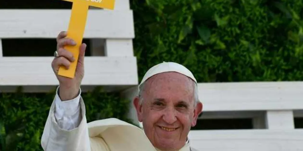 Francisco mostra uma cruz de papel com a inscrição 'Lhes dou minha paz', durante encontro com jovens no Santuário Nacional de Maipú, no Chile/Foto; Divulgação AFP