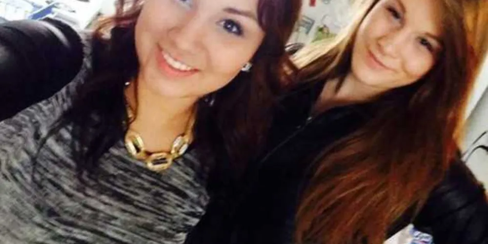 Cheyenne Antoine (à esq.) posa para selfie com cinto usado para matar Brittney Gargol/Foto Reprodução Facebook