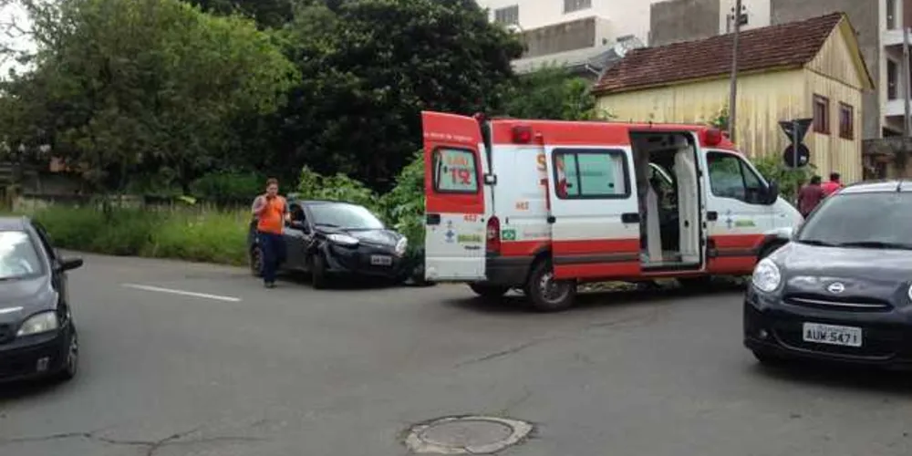 Imagem ilustrativa da imagem Carros batem e mulher fica ferida no Centro de PG