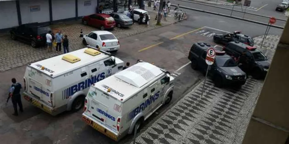 Imagem ilustrativa da imagem Assaltantes roubam dinheiro de carro-forte em Curitiba