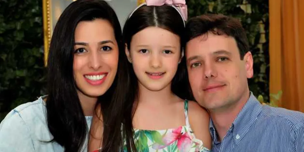 BRINDE A VIDA - Pablo Milanese que integra o seleto grupo dos mais conceituados advogados da cidade, receberá felicitações hoje (19) pela passagem de seu aniversário. No registro especial ao lado de sua bela esposa Audrea  Milanese  e sua filha, a graciosa Angelina. Da coluna RC os fotos de sucesso e prosperidade.