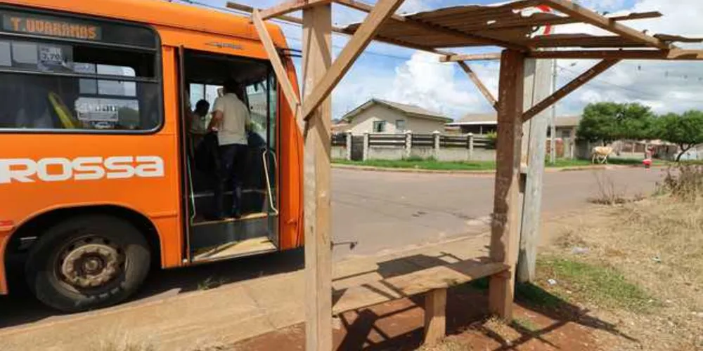 Moradores improvisam estruturas nos bairros. Prefeitura promete licitação
