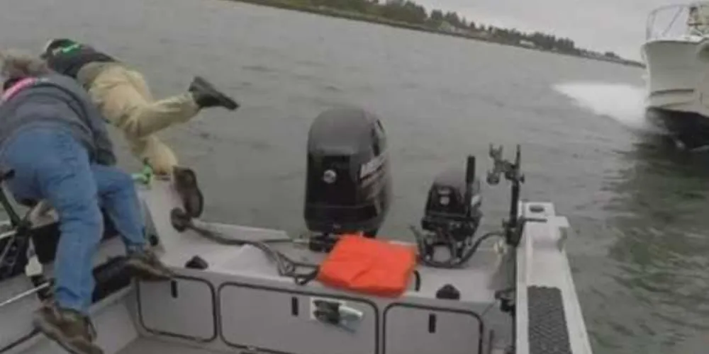 Poucos segundos antes de uma lancha em alta velocidade atingir um barco, os ocupantes destes se jogaram no rio/Foto: Reprodução/Salmon Trout Steelheader