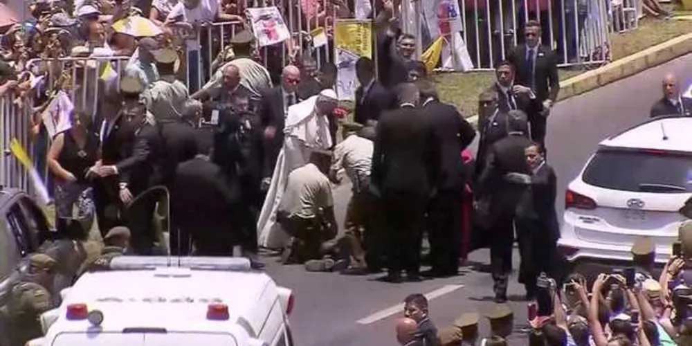 Papa Francisco ajuda policial que caiu do cavalo em Iquique, no Chile/Foto: Reprodução Reuters TV