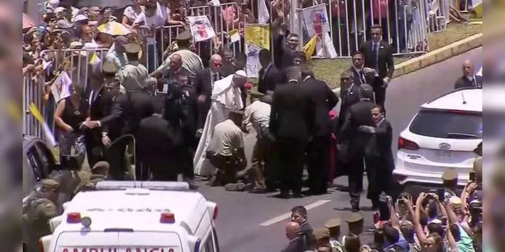 Papa Francisco ajuda policial que caiu do cavalo em Iquique, no Chile/Foto: Reprodução Reuters TV