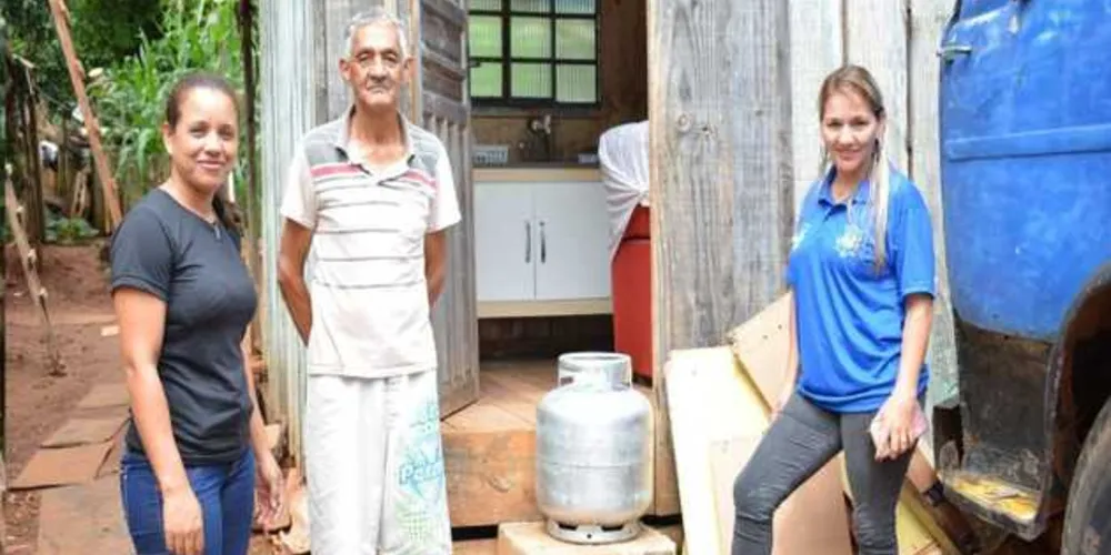 Senhor recebe doações de amigos/Foto: Reprodução Tibagi News