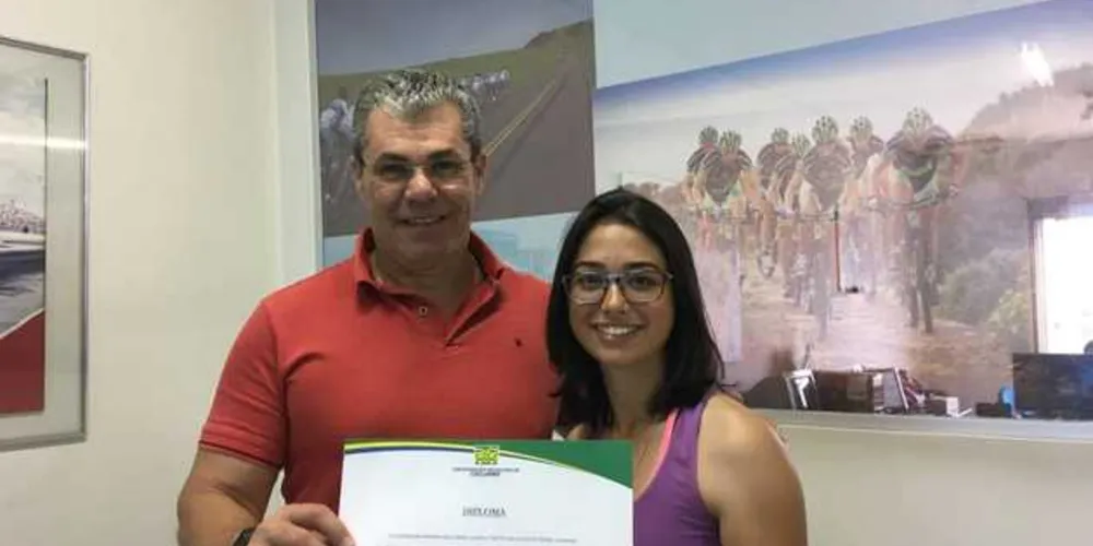 Atleta Talita Oliveira recebeu do presidente Eduardo Pereira o diploma de campeã do ranking nacional