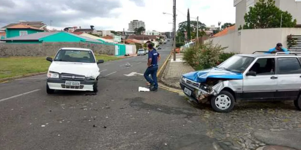 Motorista não habilitado bate de frente com outro carro no Ófãs