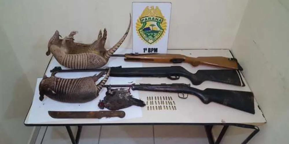 Todo o material encontrado no porta-malas do carro foi apreendido pela PM