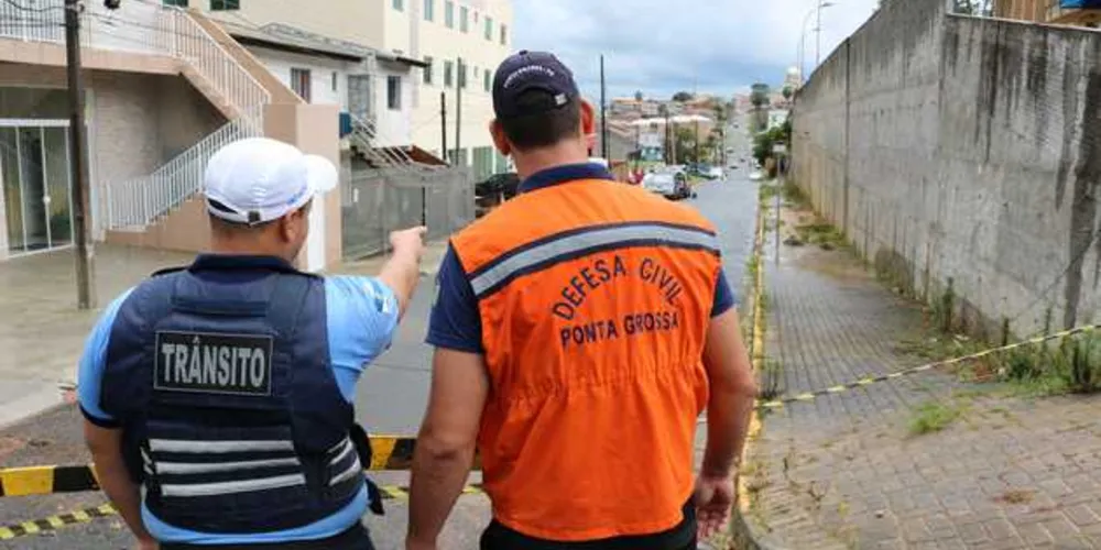 Risco de desabamento de muro leva Defesa Civil a interditar rua Visconde de Itaboraí