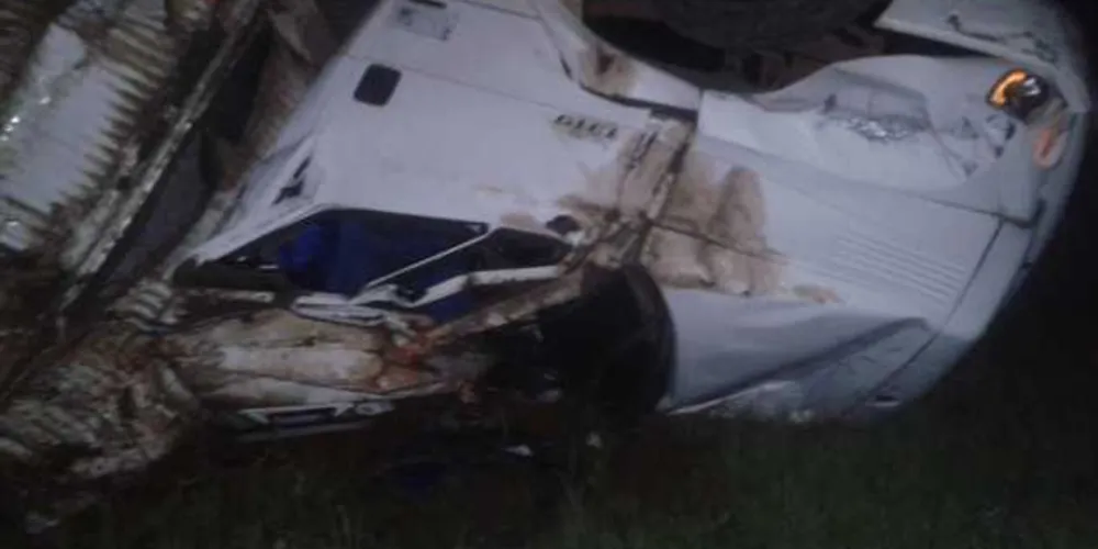 Apesar do estrago no caminhão, motorista escapou ileso do acidente