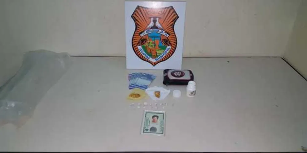 Além de drogas, uma carteira com documentos de outra pessoa foi encontrada na casa do suspeito