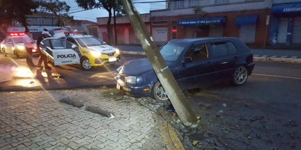 Imagem ilustrativa da imagem Motorista embriagado bate em poste