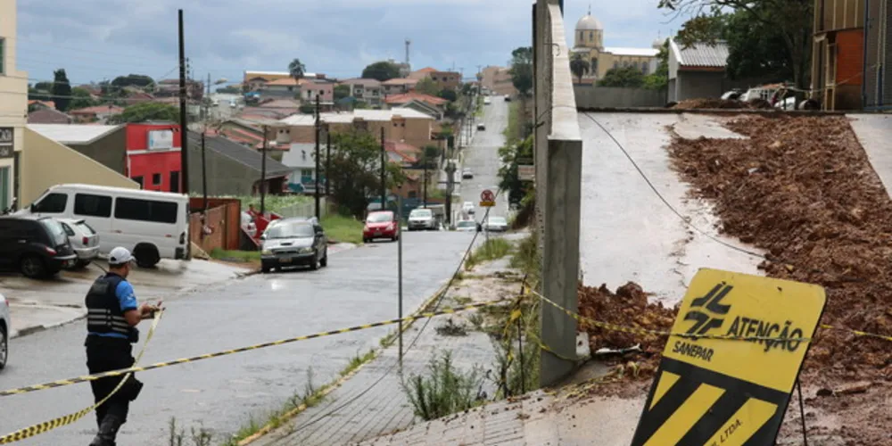 Rua ao IML está fechada com risco de queda de barreira por causa das chuvas 