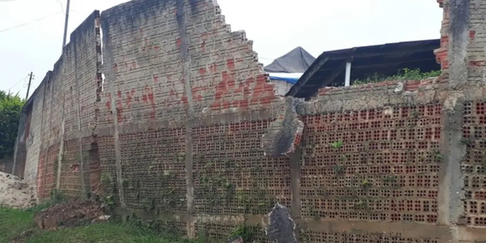 Moradores temem queda de muro
