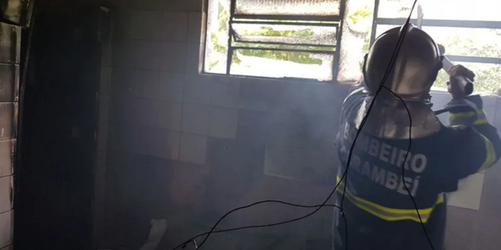 Parte dos imóveis e objetos da escola foi destruída por incêndio