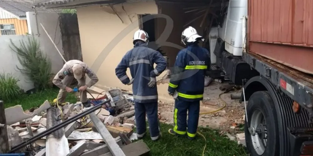 Idosa de 96 anos precisou ser retirada debaixo do rodado; motorista ficou em choque

