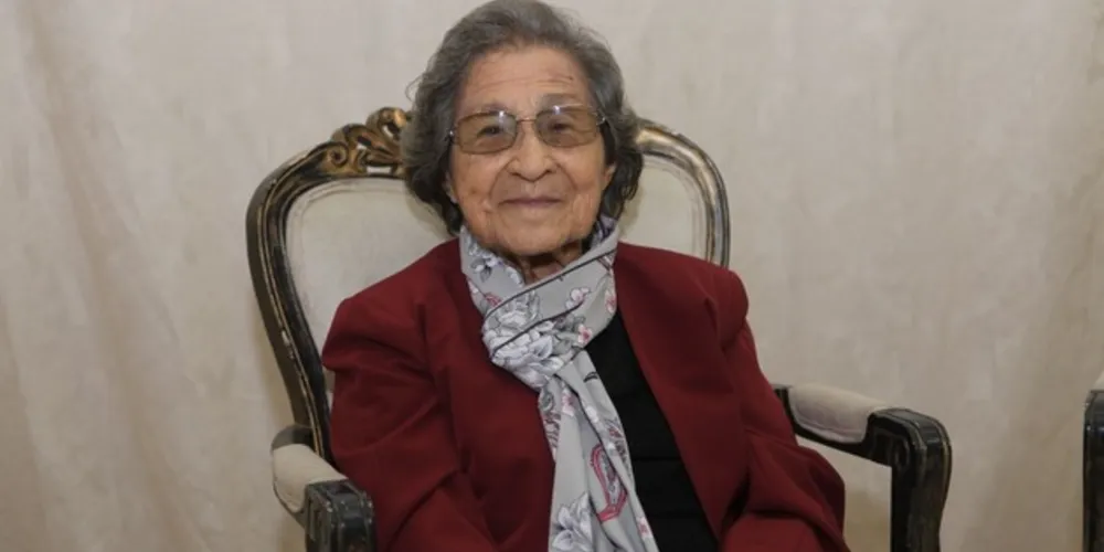 Aos 100 anos, dona Helena dá exemplo de amor à vida