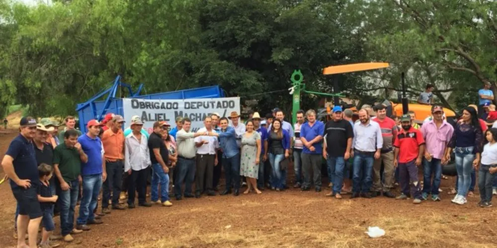 Imagem ilustrativa da imagem Aliel entrega máquina agrícola em Rio Bonito do Iguaçu