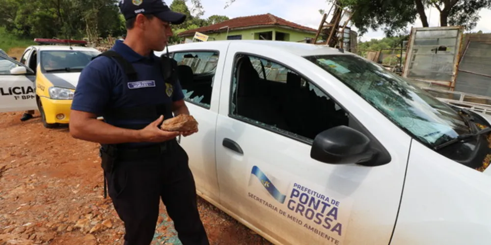 Guarda Municipal recolhe pedra usada para destruir carro da Prefeitura