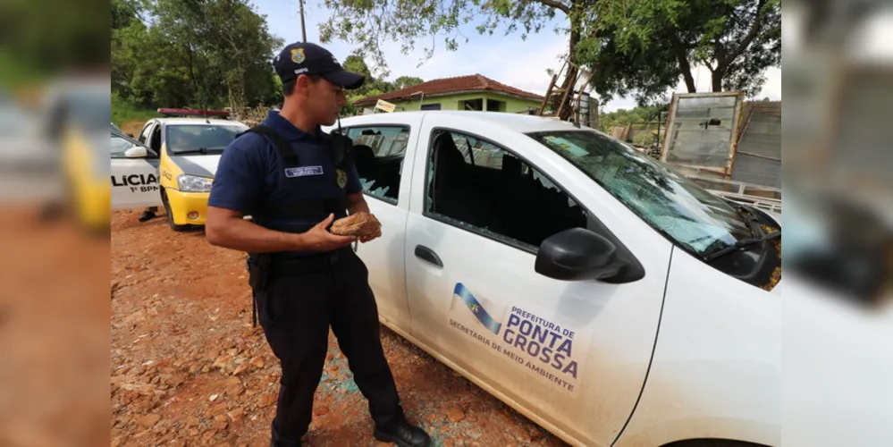 Guarda Municipal recolhe pedra usada para destruir carro da Prefeitura