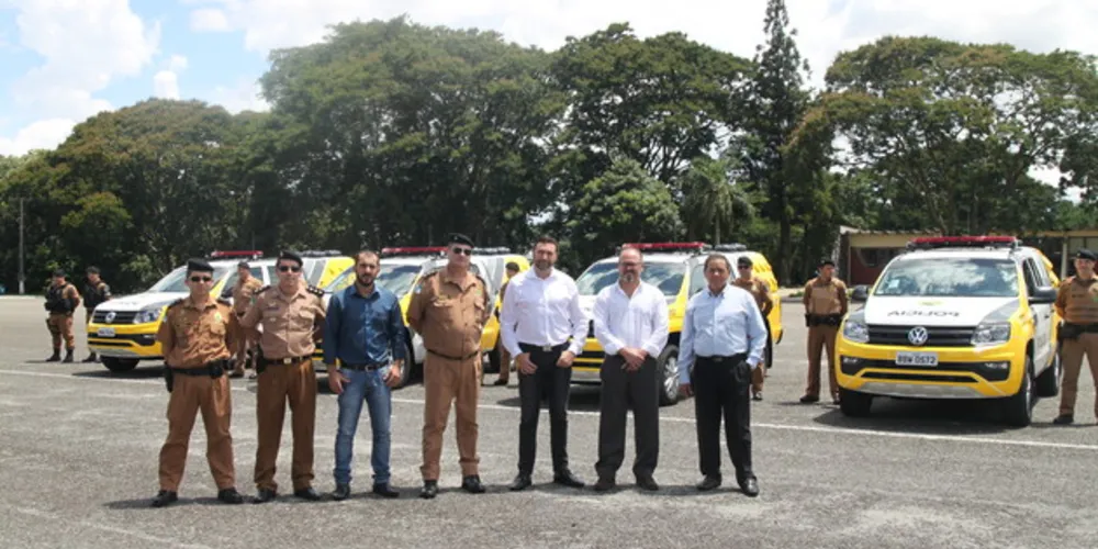 Imagem ilustrativa da imagem Pauliki entrega viaturas policiais para a região