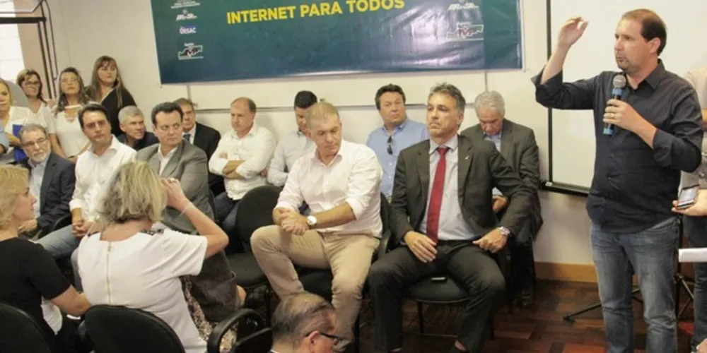 Imagem ilustrativa da imagem Kassab busca ampliar ‘Internet para Todos’ no Paraná