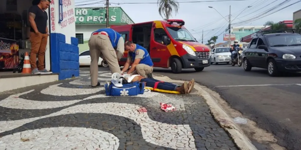 Após resistir ao socorro, homem é imobilizado e levado ao hospital 