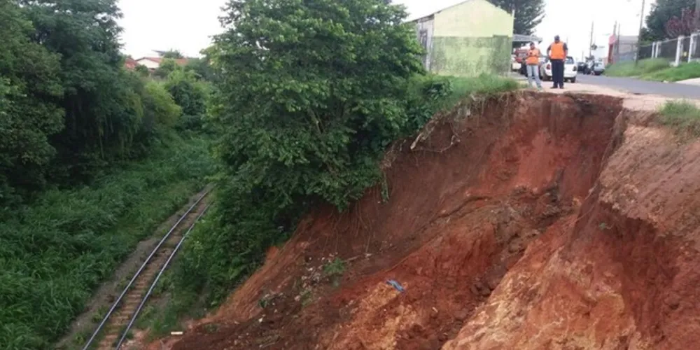 Área onde houve deslizamento, na Palmeirinha, é interditada pela Defesa Civil