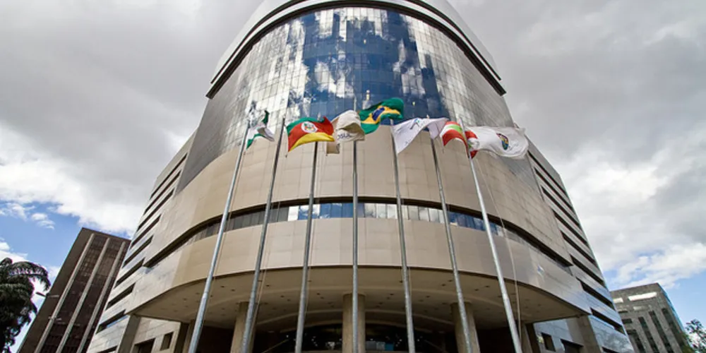 Ex-presidente e outros cinco réus serão julgados pelos três desembargadores da 8ª turma do Tribunal Regional Federal da 4ª Região