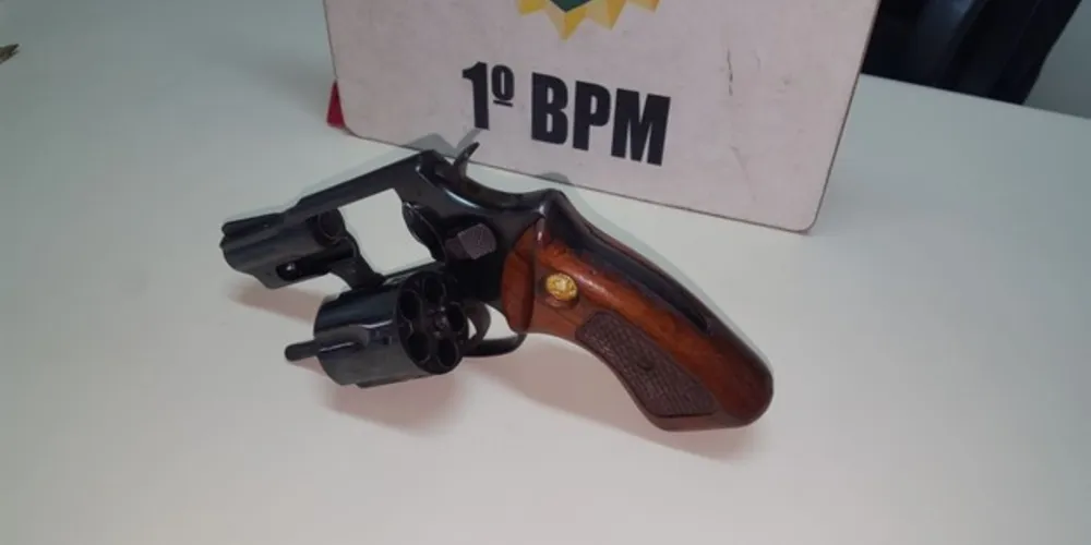 Mesmo negando envolvimento no roubo, jovem foi preso por porte ilegal de arma de fogo