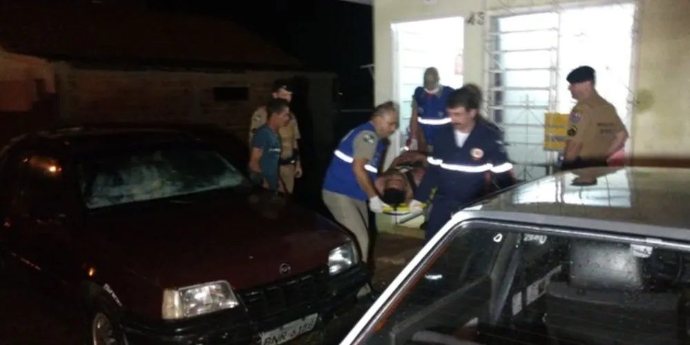 Rapaz foi internado em estado grave no Hospital Regional após levar três facadas
