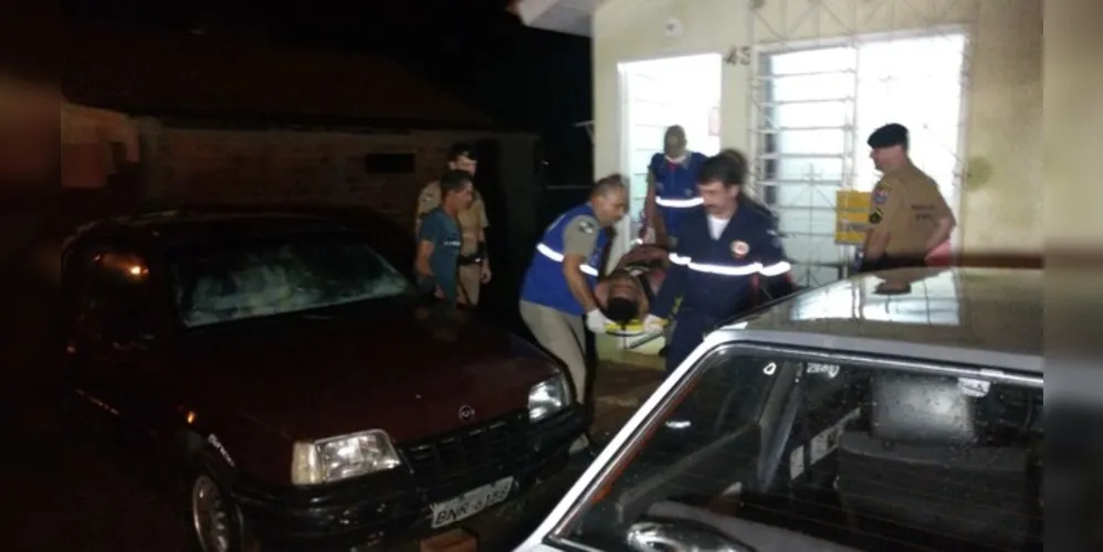 Rapaz foi internado em estado grave no Hospital Regional após levar três facadas
