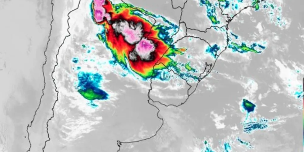 Imagem de satélite da massa de nuvens no norte da Argentina e Paraguai. As cores em rosa, indicam nuvens com topo em -80°C/Foto: Divulgação Simepar
