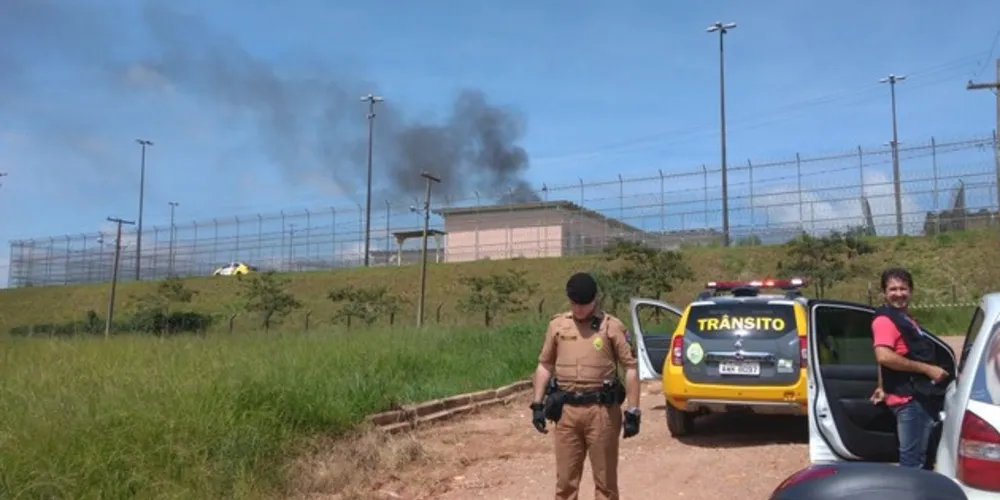 Unidade prisional, em Ponta Grossa, está cercada por mais de 50 homens da Polícia Militar e da Guarda Municipal.
